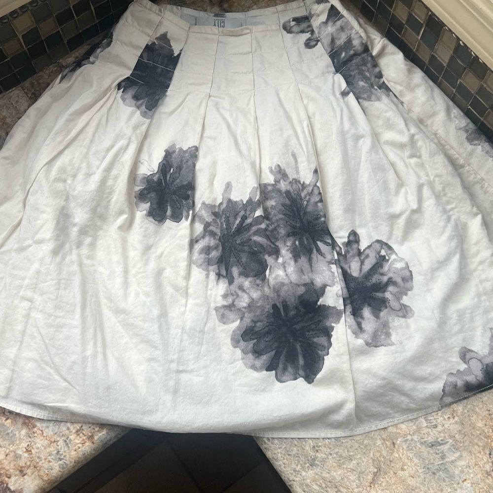 DKNY 100% Cotton circle swing skirt ￼ - Picture 4 of 10